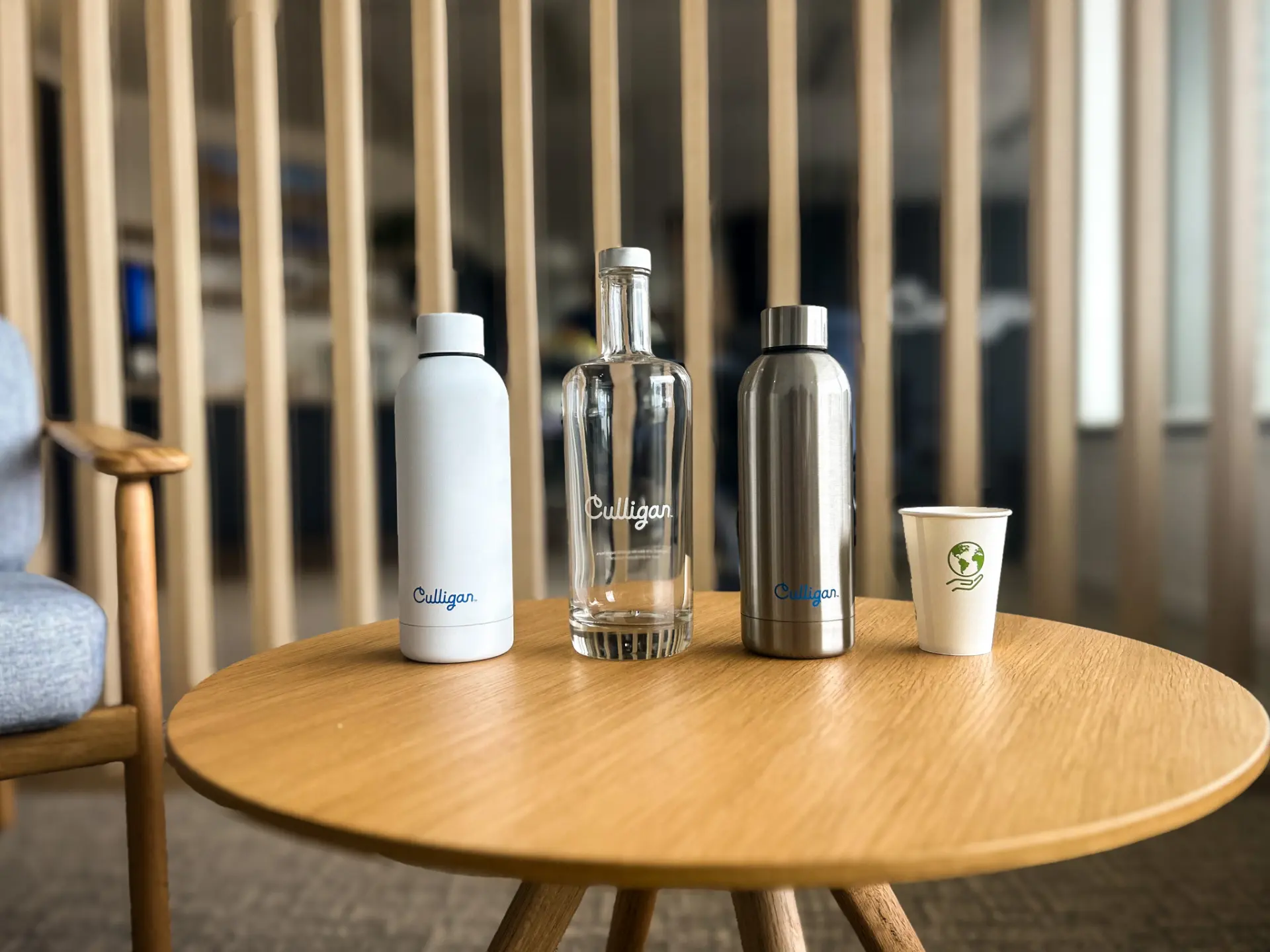 Botellas reutilizables de Culligan y vaso de papel para proteger el planeta
